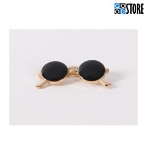 Moodsad mustade klaasidega prillid rõiva või lipsunõelaks